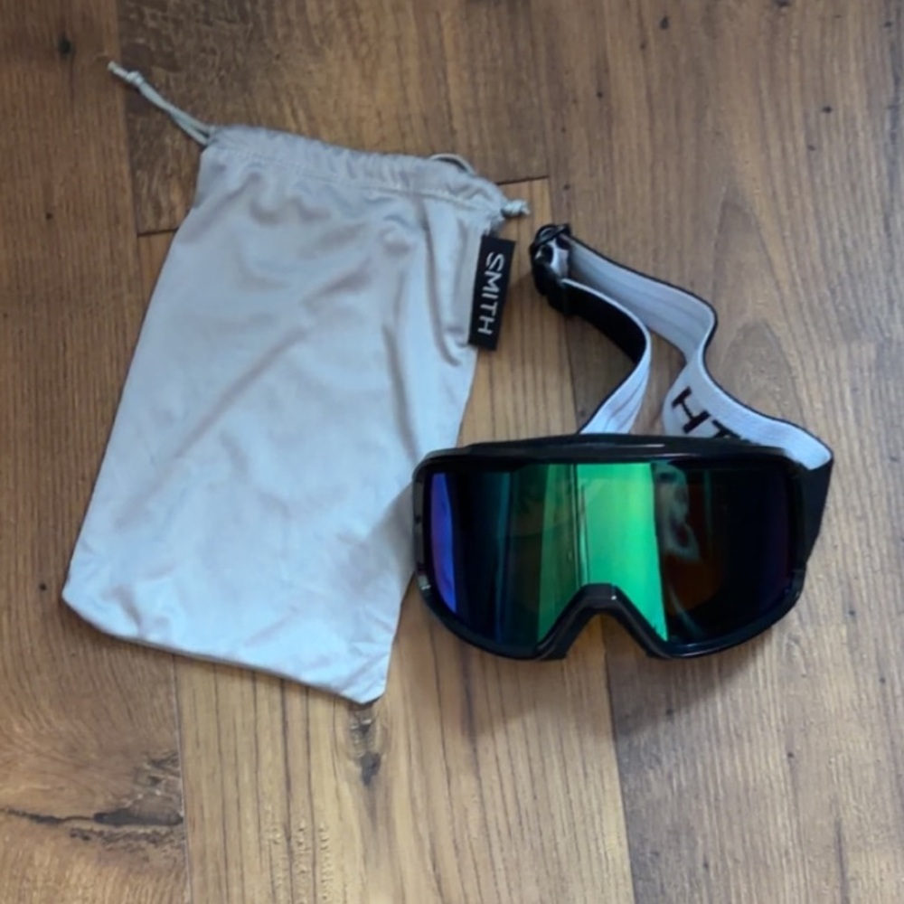 Adjustable SMITH Black Ski Goggles with Green/Blue Iridescent Lens